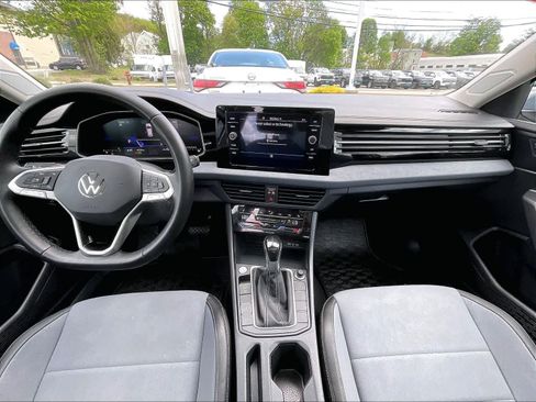 Used 2025 Volkswagen Jetta SE FWD image 21