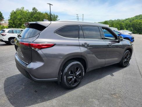 Used 2022 Toyota Highlander XLE AWD/4WD image 8