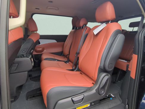 New 2026 Kia Carnival EX image 12