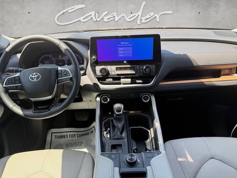 Used 2025 Toyota Grand Highlander AWD image 4