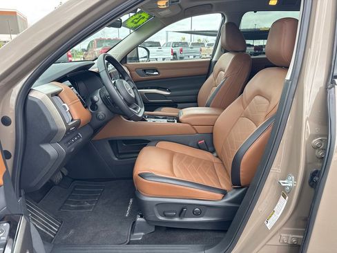 Used 2025 Nissan Pathfinder Platinum image 32
