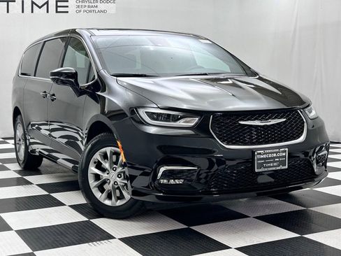 New 2026 Chrysler Pacifica Select image 1