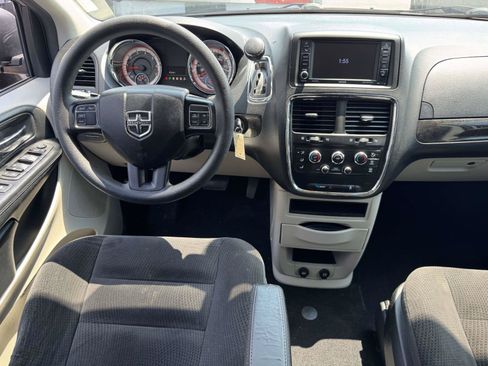 Used 2019 Dodge Grand Caravan SE w/ UConnect Hands-Free Group FWD image 10