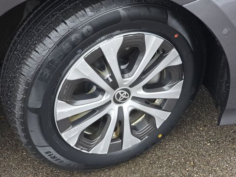 Used 2022 Toyota Prius XLE w/ Advanced Technology Package image 14