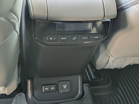 Used 2023 Toyota Highlander Limited AWD/4WD image 22