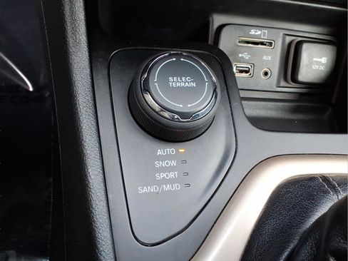 Used 2016 Jeep Cherokee Latitude w/ Comfort/Convenience Group image 17