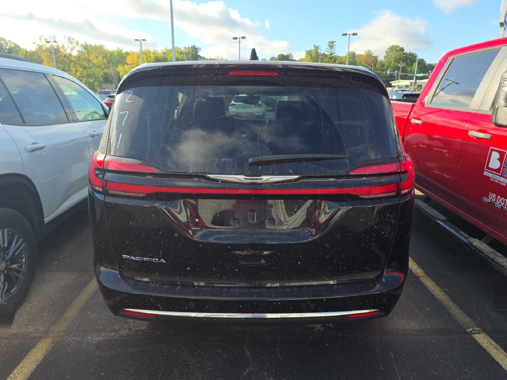 Used 2024 Chrysler Pacifica Touring-L FWD image 5