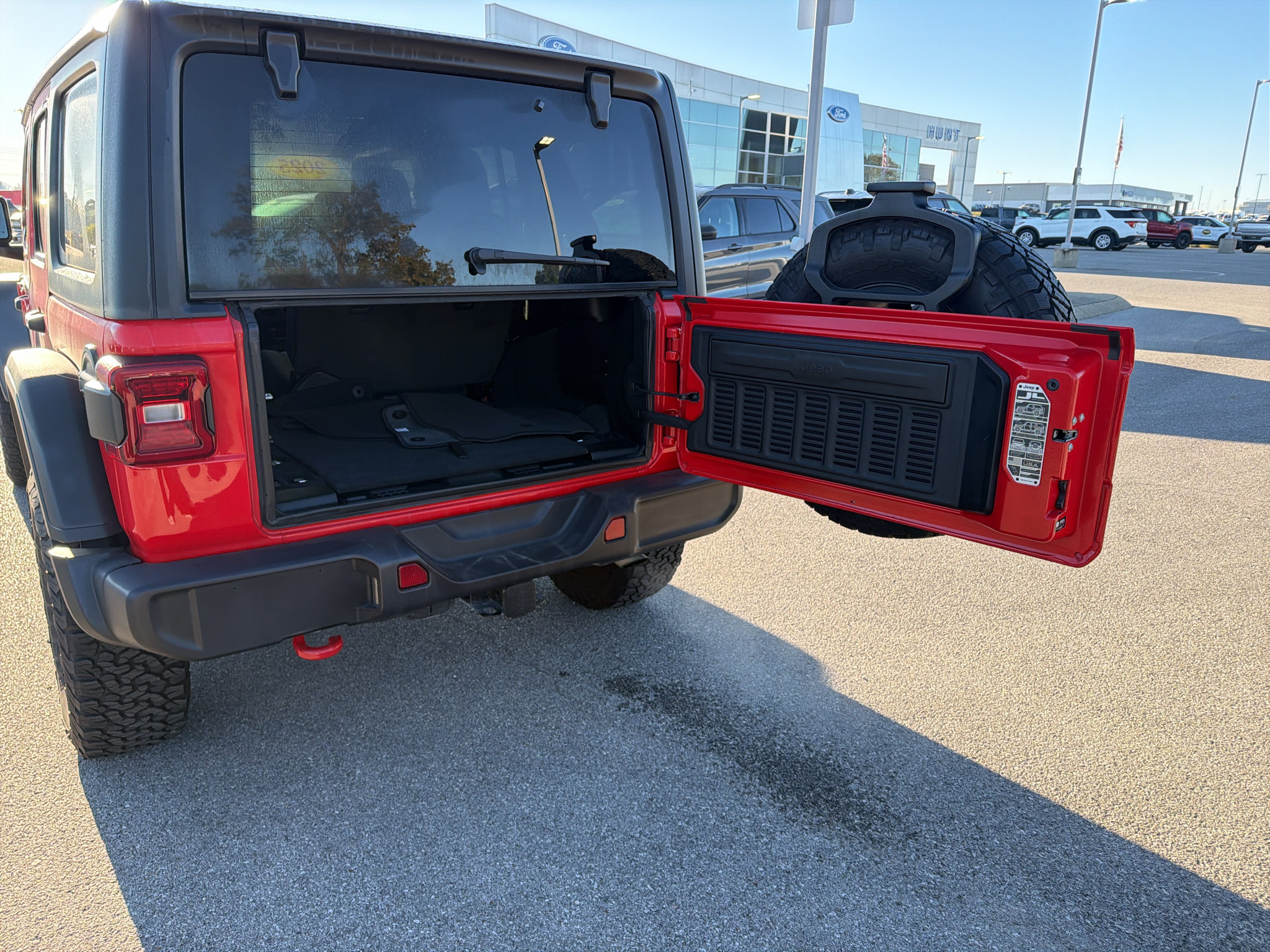 Used 2025 Jeep Wrangler Unlimited Rubicon w/ Convenience Group AWD/4WD image 30