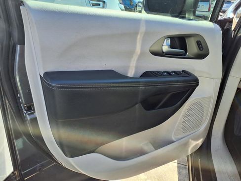 Used 2021 Chrysler Pacifica Touring-L w/ Uconnect Theater Family Group image 15