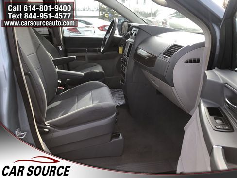 Used 2009 Chrysler Town & Country LX image 15