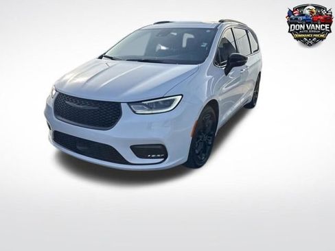 Used 2025 Chrysler Pacifica Limited FWD image 1
