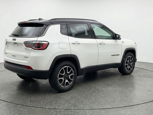 Used 2025 Jeep Compass Trailhawk AWD/4WD image 9