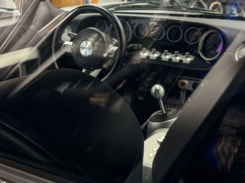 Used 2005 Ford GT RWD image 16