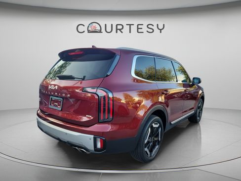Used 2024 Kia Telluride EX w/ EX Captain's Chair Package AWD/4WD image 3