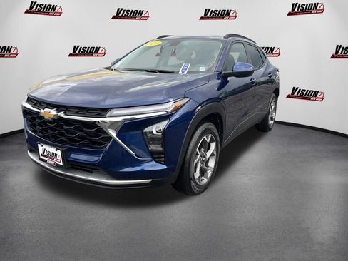 Used 2024 Chevrolet Trax LT w/ Sunroof Package FWD image 1