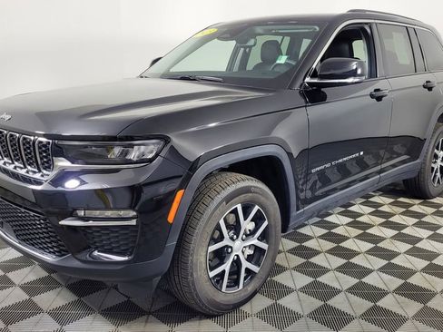 Used 2023 Jeep Grand Cherokee Limited image 3