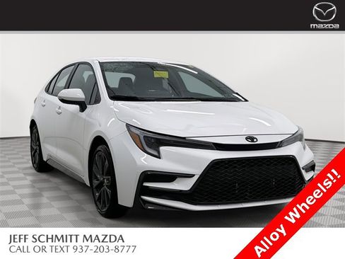 Used 2025 Toyota Corolla SE image 1