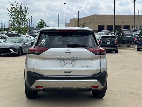 Used 2021 Nissan Rogue Platinum image 11