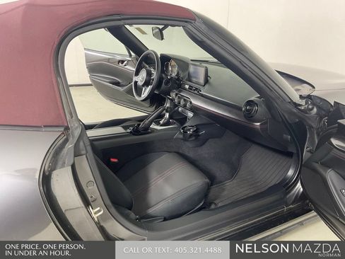 Used 2018 MAZDA MX-5 Miata Club RWD image 13