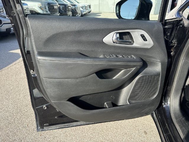 Used 2025 Chrysler Pacifica Limited FWD image 23