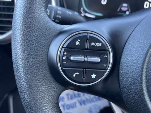 Used 2025 Kia Soul LX w/ LX Technology Package FWD image 17