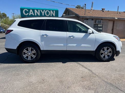 Used 2016 Chevrolet Traverse LT FWD image 3
