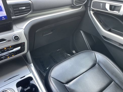 Used 2023 Ford Explorer XLT w/ Equipment Group 202A RWD image 17
