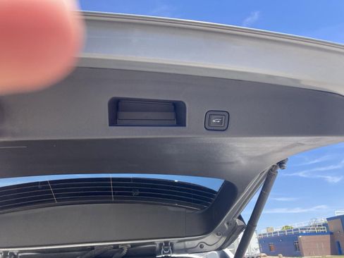Used 2025 Chevrolet Traverse LT FWD image 27