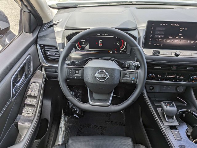 Certified 2025 Nissan Rogue Platinum FWD image 17