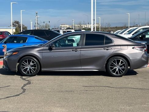 Used 2022 Toyota Camry SE image 9