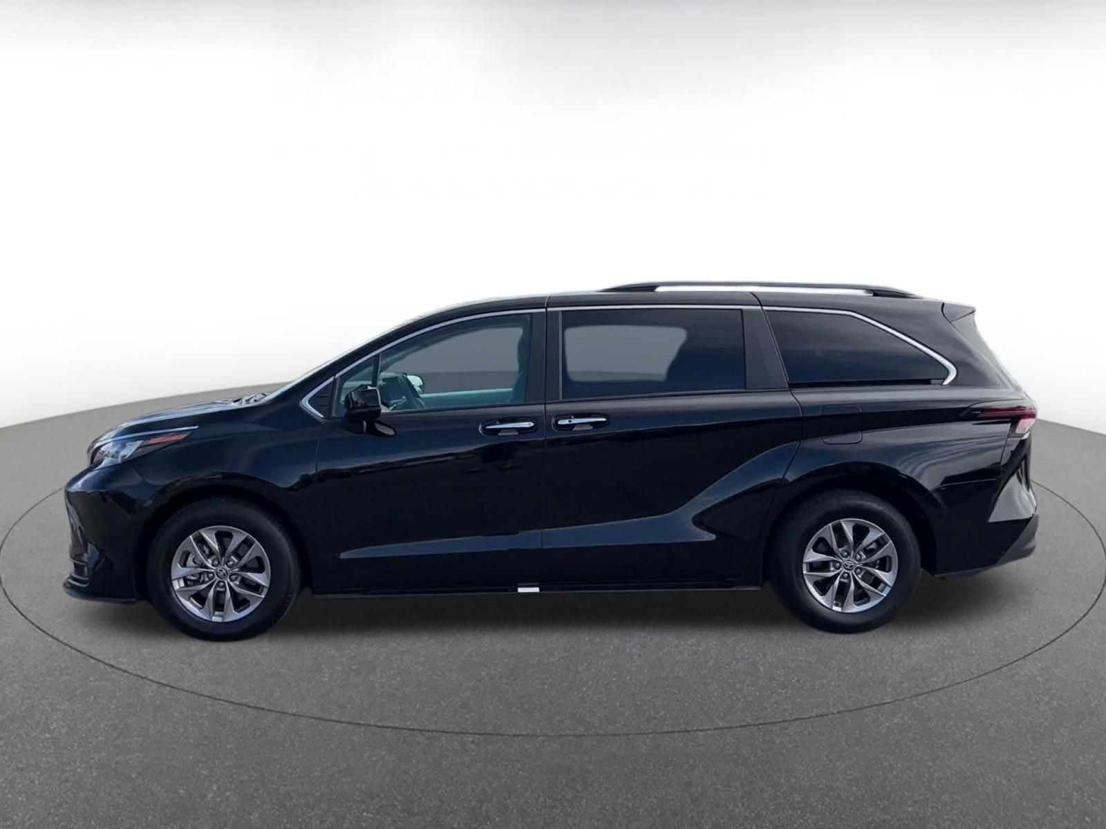 Used 2025 Toyota Sienna XLE FWD image 8