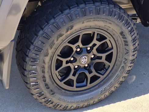 Used 2022 Toyota Tacoma SR5 RWD image 7