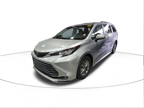 Used 2021 Toyota Sienna XLE image 4