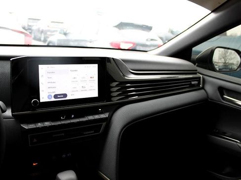 Used 2025 Toyota Camry SE image 13