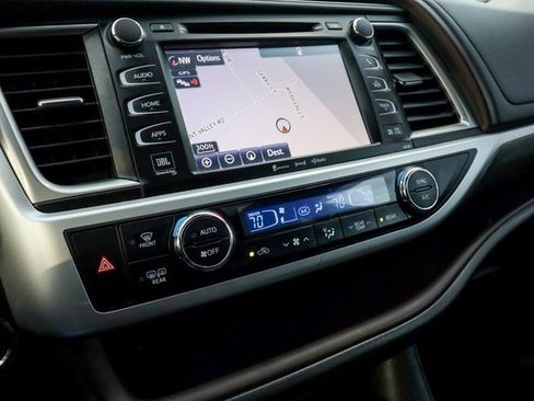 Used 2017 Toyota Highlander Limited image 9