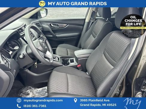 Used 2017 Nissan Rogue S w/ Appearance Package AWD/4WD image 9
