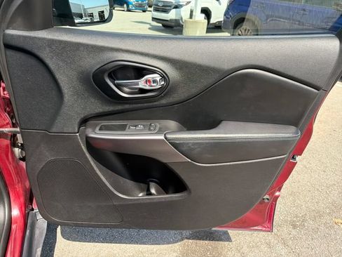 Used 2021 Jeep Cherokee Latitude FWD image 23
