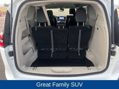 Used 2024 Chrysler Pacifica Touring-L FWD image 23