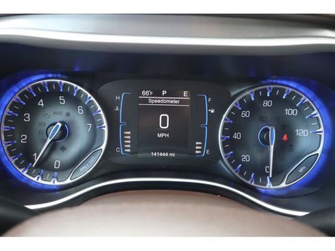 Used 2017 Chrysler Pacifica Touring FWD image 17