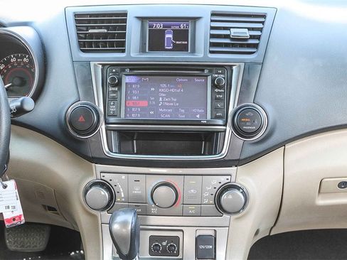 Used 2013 Toyota Highlander SE image 17