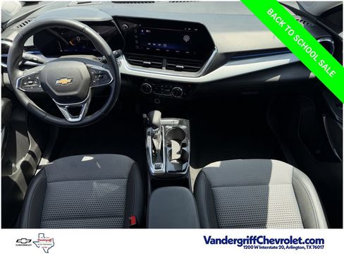 Used 2025 Chevrolet Trax LT w/ LT Convenience Package FWD image 10