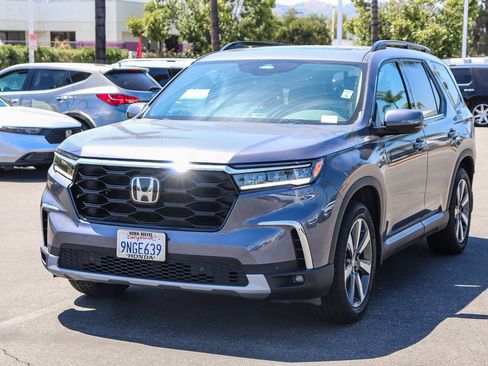 Used 2025 Honda Pilot Touring image 3