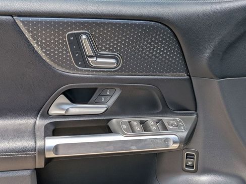 Used 2025 Mercedes-Benz GLB 250 image 8