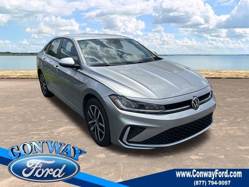 Used 2025 Volkswagen Jetta SE FWD image 1