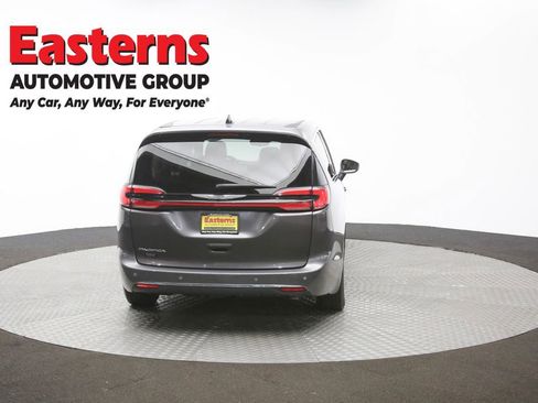 Used 2023 Chrysler Pacifica Touring-L image 37