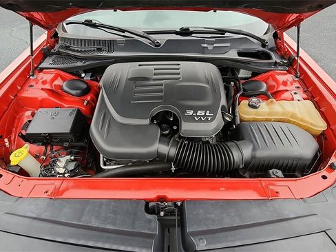 Used 2019 Dodge Challenger SXT image 29