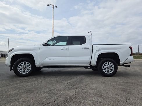 Used 2024 Toyota Tacoma SR5 RWD image 17