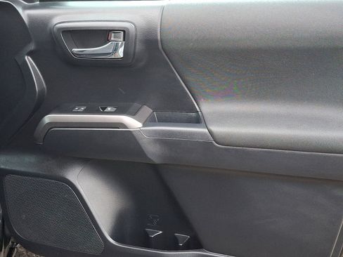 Used 2019 Toyota Tacoma TRD Off-Road image 10