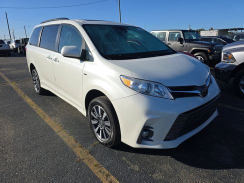 Used 2018 Toyota Sienna XLE Premium image 3