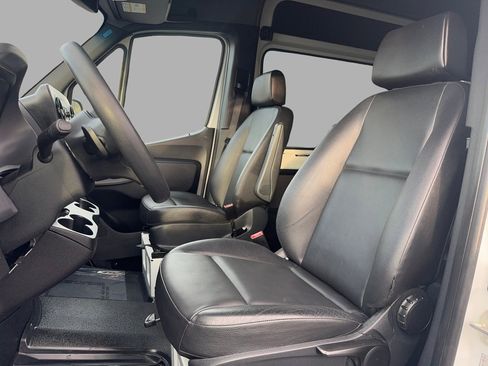 Used 2021 Mercedes-Benz Sprinter 2500 image 32
